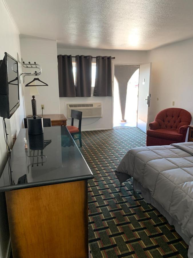 Rodeway Inn & Suites Raton Exterior photo