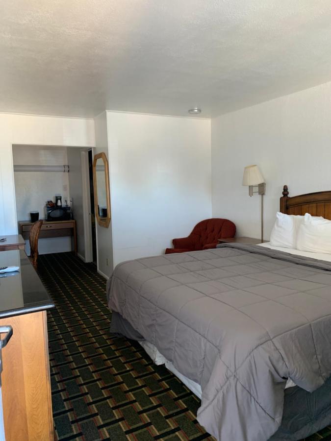 Rodeway Inn & Suites Raton Exterior photo