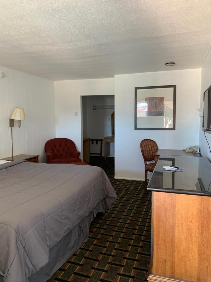 Rodeway Inn & Suites Raton Exterior photo